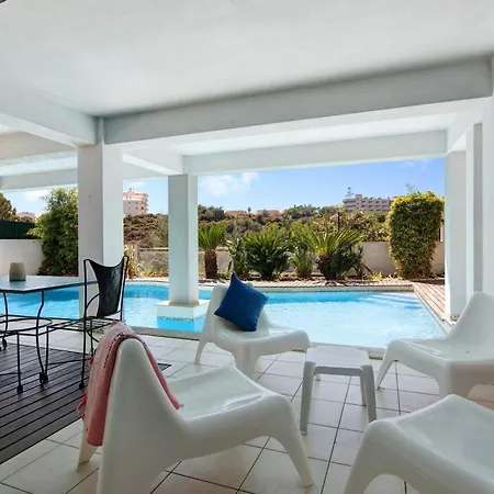 Rosana Villa *